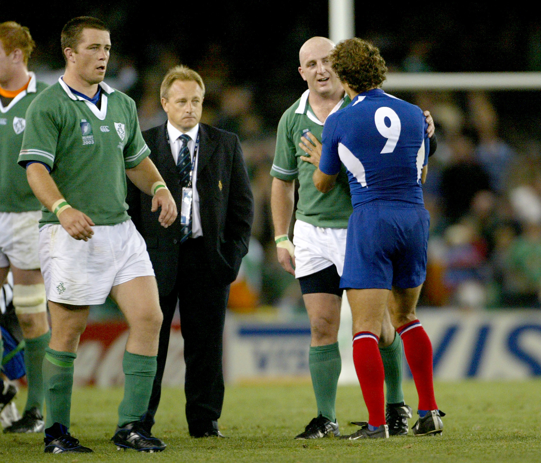 Keith Wood is comiserated with by Fabien Galthie 9/11/2003