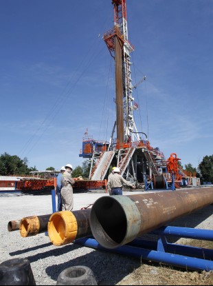 A rig that drills for shale gas in Washington, Pennsylvania (File photo)