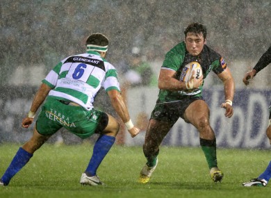 Denis Buckley runs at Treviso's Manoa Vosawai.