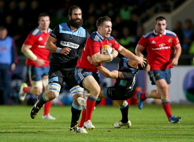 JJ Hanrahan fends off Glasgow Warriors' Chris Cusiter.